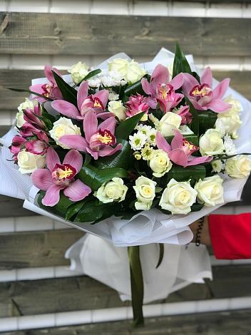 Букет цветов из: Розы и Хризантемы в Пангодах