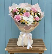 Букет цветов из:  Гвоздики, Орхидеи и Розы в Пангодах