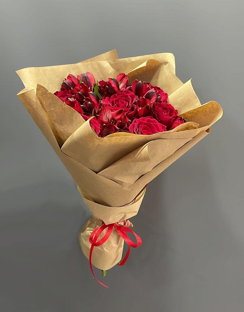 Букет цветов из: Альстромерии и Розы в Пангодах