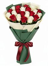 Букет Микс из красных и белых роз в Пангодах