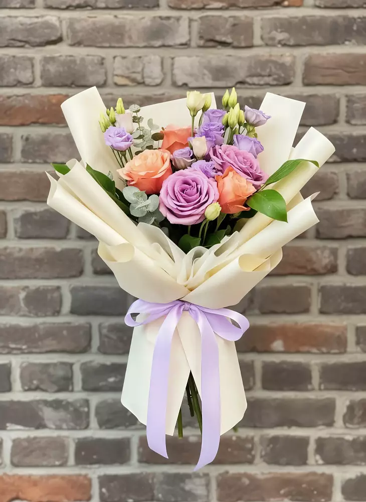 Букет цветов из: Лизиантусы и Розы в Пангодах