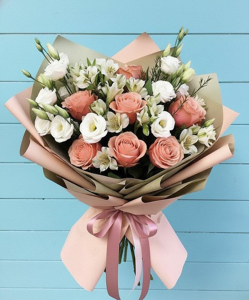 Букет цветов из: Розы, Альстромерии и Лизиантусы в Пангодах