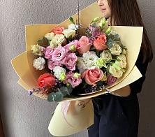 Букет цветов из:  Розы, Лизиантусы и Гвоздики #REPLACE_PRED# Пангодах