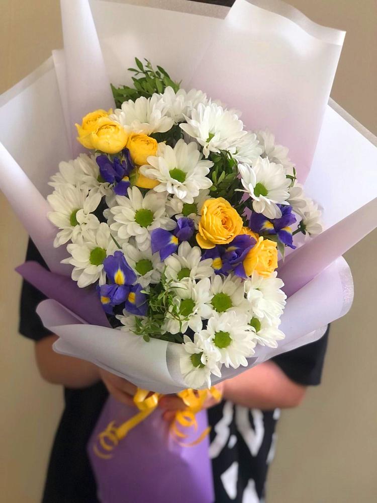 Букет цветов из: Ирисы, Хризантемы и Розы в Пангодах