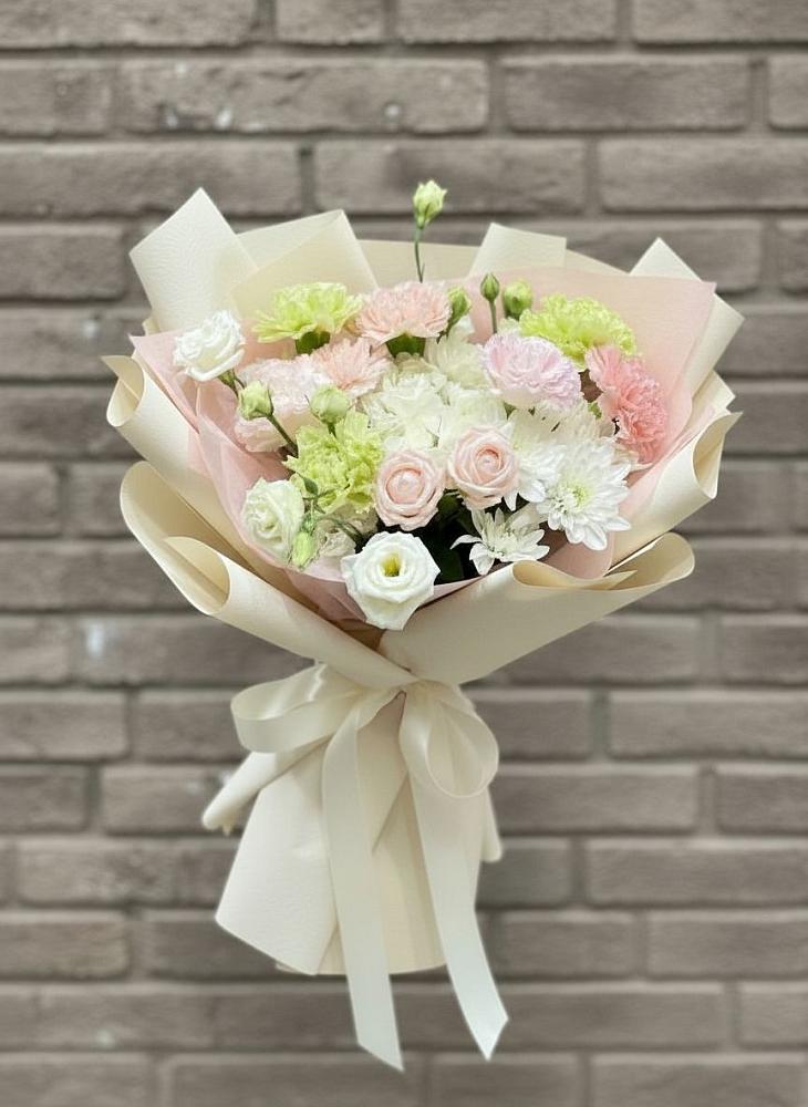 Букет цветов из: Гвоздики, Розы, Лизиантусы и Хризантемы в Пангодах
