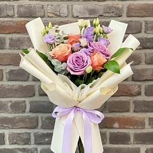 Букет цветов из:  Лизиантусы и Розы в Пангодах