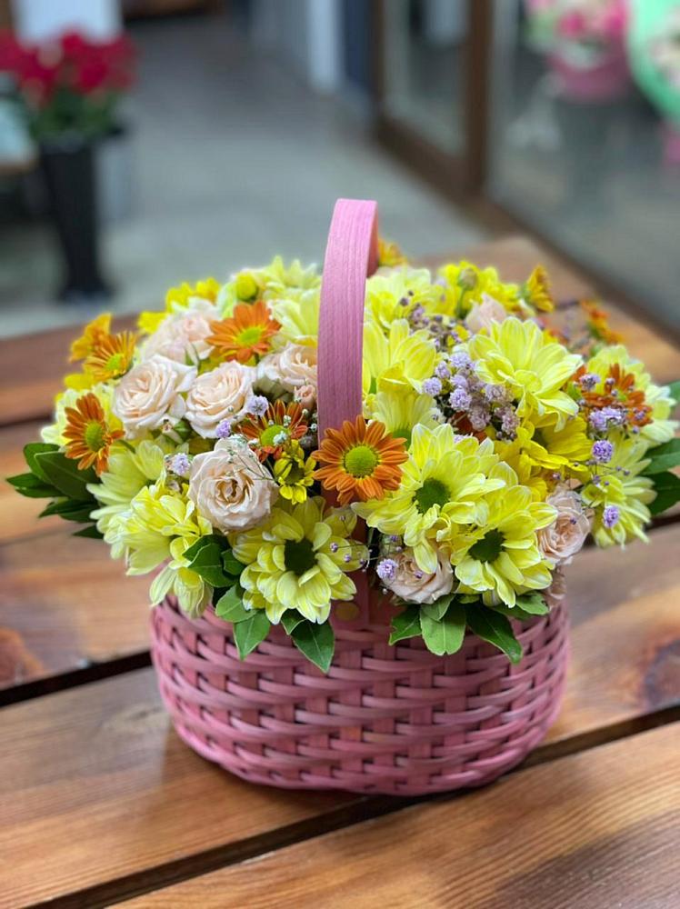 Цветочная композиция из Хризантемы и Розы в корзине в Пангодах