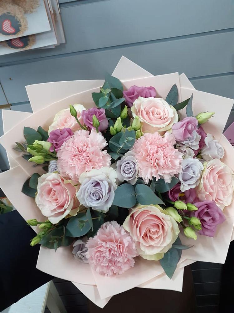 Букет цветов из: Розы, Гвоздики и Лизиантусы в Пангодах