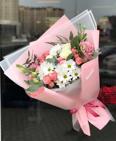 Букет цветов из: Розы, Лизиантусы и Хризантемы в Пангодах