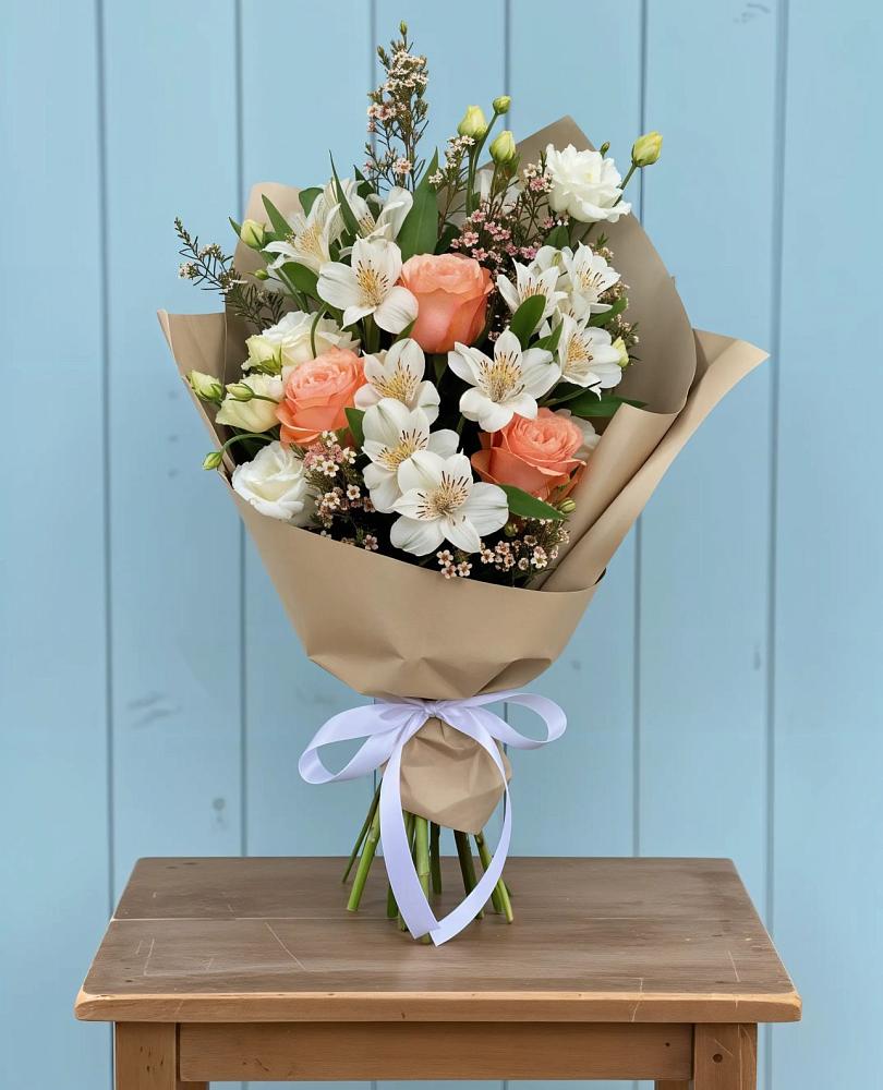 Букет цветов из: Альстромерии, Лизиантусы, Розы и Хризантемы в Пангодах