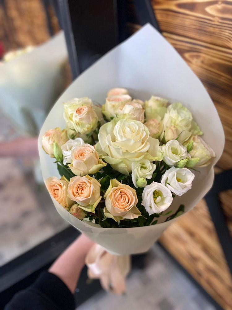 Букет цветов из: Розы и Лизиантусы в Пангодах